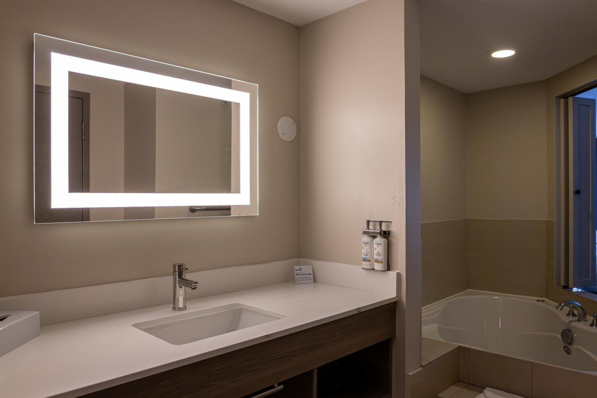 Holiday Inn Express Hotel & Suites Brockville By Ihg Экстерьер фото