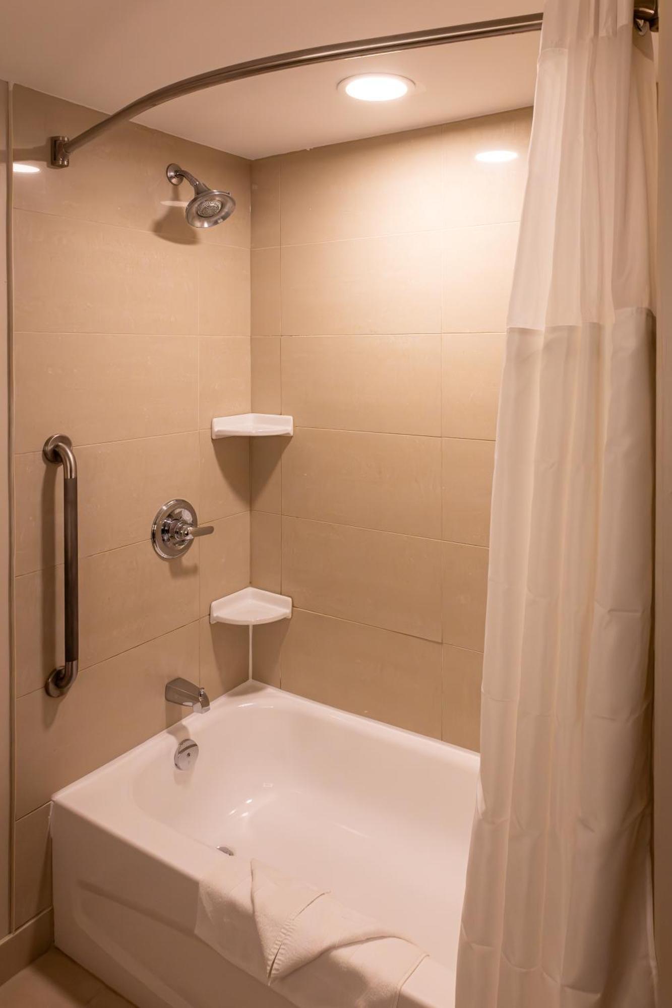 Holiday Inn Express Hotel & Suites Brockville By Ihg Экстерьер фото